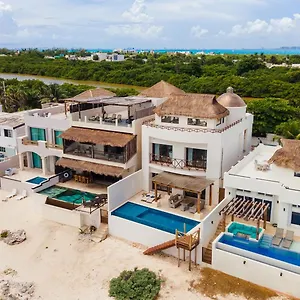 Casa Javi- Ocean Front Located Mid Isla Mujeres